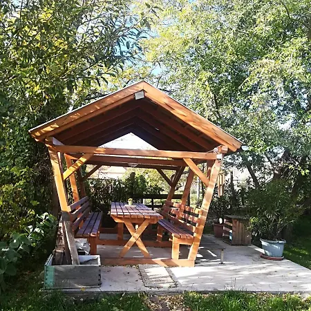 Var-liget Vendeghaz 招待所 4*