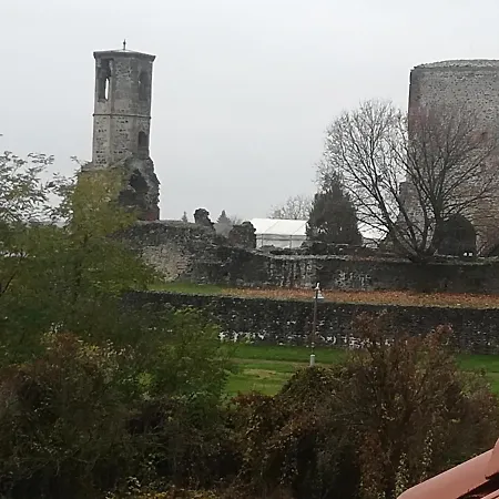 Var-liget Vendeghaz 招待所 4*