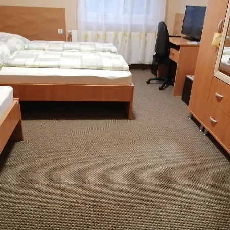 Vár-liget Kisnána
