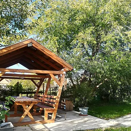 Var-liget Vendeghaz 招待所 4*