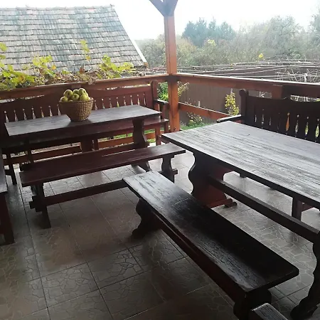 Var-liget Vendeghaz 招待所 4*