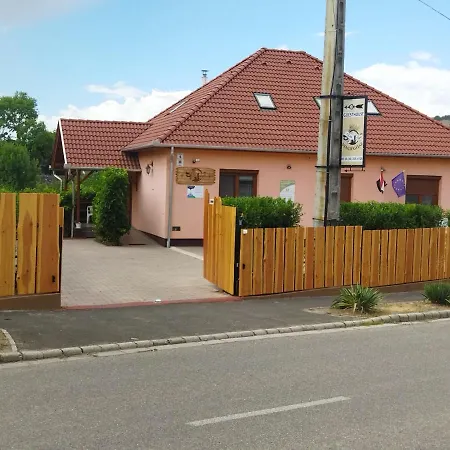 Vár-liget 3* Kisnána
