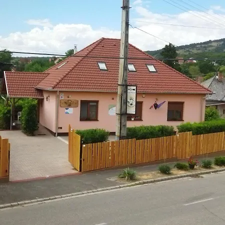 Vár-liget Vendégház Kisnána