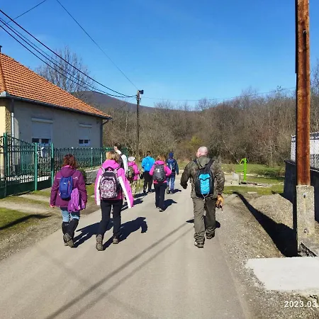 Vár-liget 3*