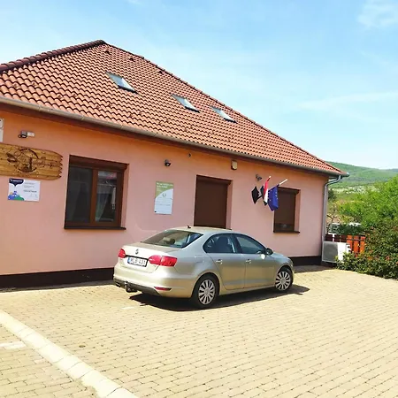 Vár-liget Vendégház Kisnána