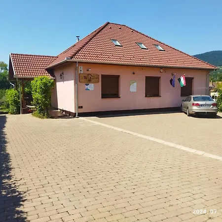 Vár-liget 3*