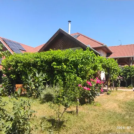 Vár-liget 3*