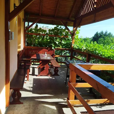 Vár-liget 3*