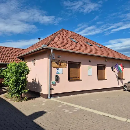 Var-liget Vendeghaz 招待所 Kisnána