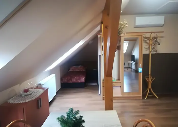 Var-liget Vendeghaz بيت ضيافة Kisnána